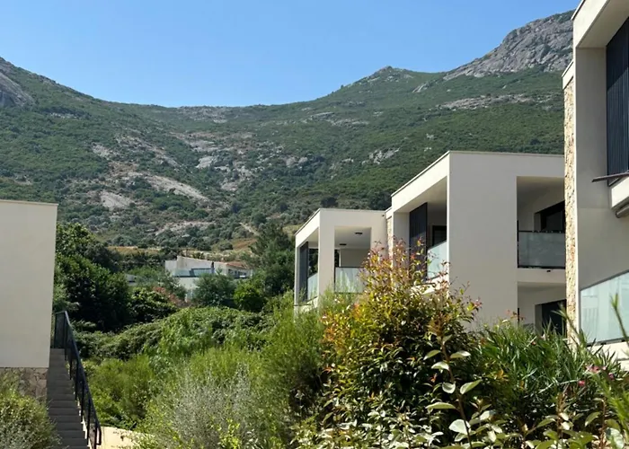 SEJOUR EN CORSE CALVI vue mer et montagne en T3 résidentiel avec piscine Appartamento